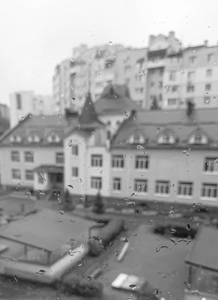 透过玻璃看一下大楼 玻璃上的雨滴 — 图库照片