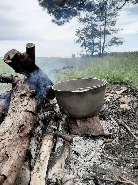 Egy Alumínium Edény Áll Tűzön Főzés — Stock Fotó