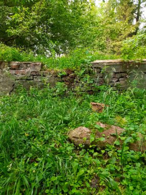 Parktaki yıkılmış tuğla duvar.