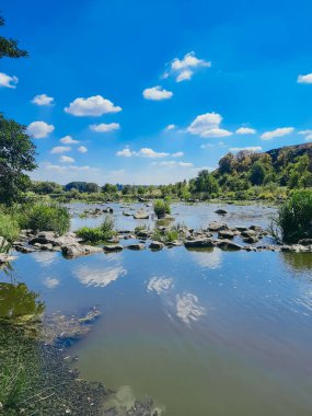 Büyük taşlı nehir manzarası.
