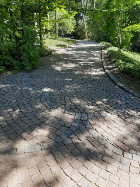 Yürüyüş için parktaki fayanslı yol..