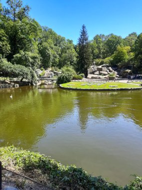 Göl manzaralı park yeri.