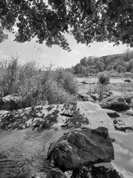 Flusslandschaft Mit Großen Steinen — Stockfoto