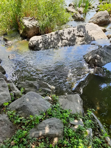 Flusslandschaft Mit Großen Steinen — Stockfoto