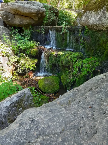 Parkta küçük bir şelale..
