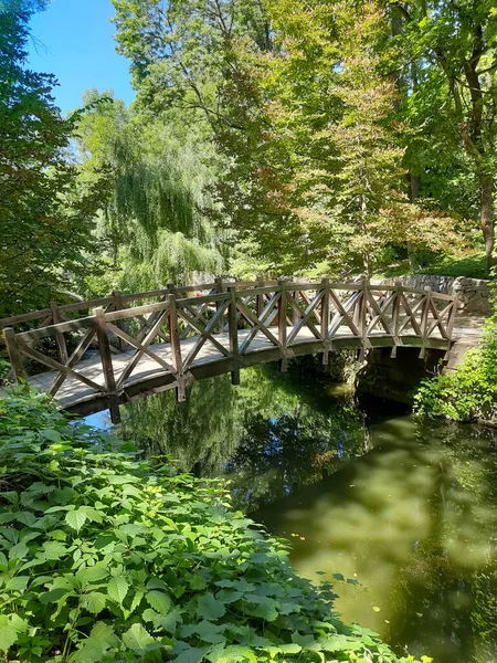 Parktaki nehrin üzerindeki köprü..
