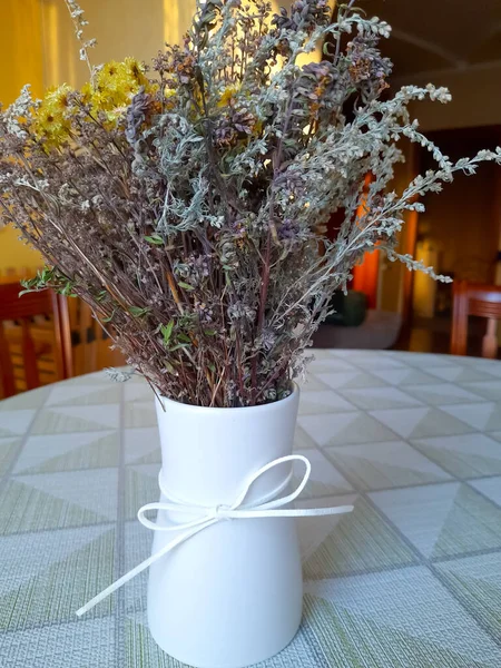 Vaso Com Flores Secas Mesa — Fotografia de Stock