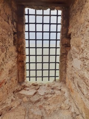 Kalede eski bir pencere açılıyor..