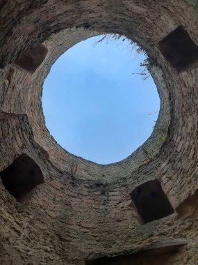 Eski kalenin kulesi. Görünümün altında.