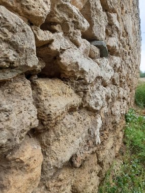 Eski kalenin taş duvarları.