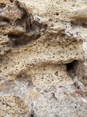 Eski kalenin taş duvarları.