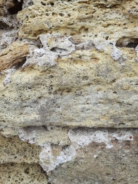 Eski kalenin taş duvarları.