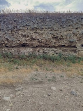 Eski kalenin taş duvarları.