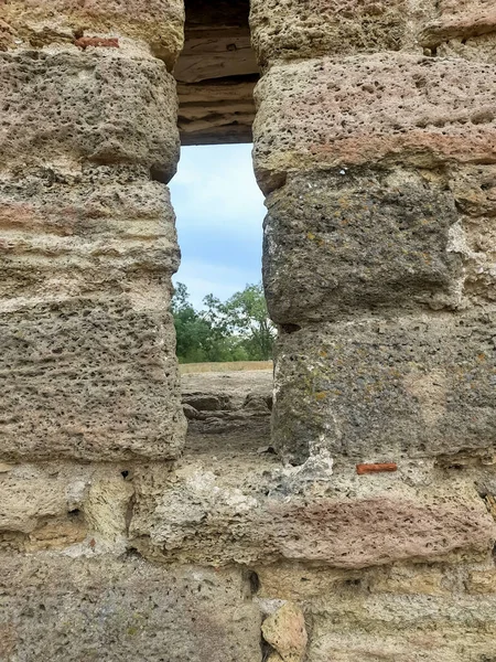 城内に古い窓が開く — ストック写真