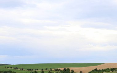 Hafif mavi gökyüzü ile güzel manzara fotoğrafı