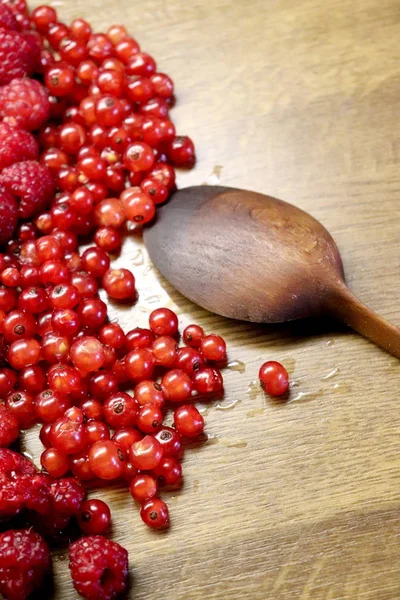 Foto di ribes rosso e lamponi sul tavolo di legno — Foto Stock