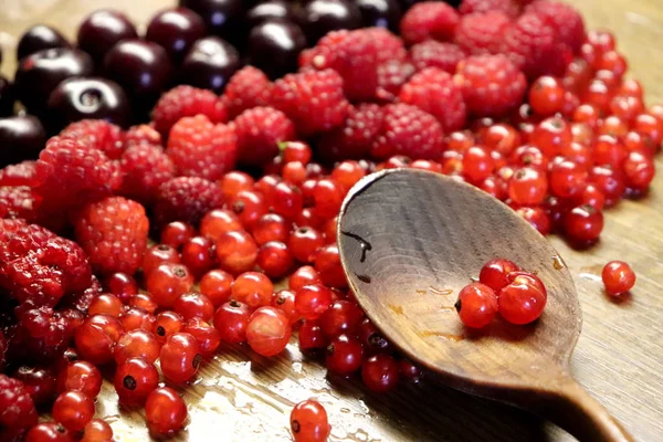 Ribes Rosso Lampone Ciliegia Sul Tavolo Legno Con Cucchiaio Legno — Foto Stock