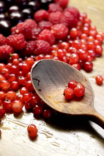 Ribes Rosso Lampone Ciliegia Sul Tavolo Legno Con Cucchiaio Legno — Foto Stock