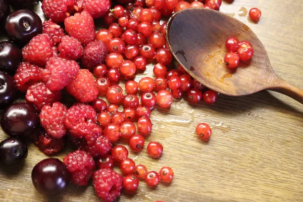 Ribes Rosso Lampone Ciliegia Sul Tavolo Legno Con Cucchiaio Legno — Foto Stock