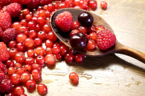 Ribes Rosso Lampone Ciliegia Sul Tavolo Legno Con Cucchiaio Legno — Foto Stock