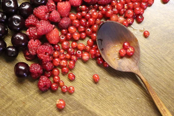 Ribes Rosso Lampone Ciliegia Sul Tavolo Legno Con Cucchiaio Legno — Foto Stock