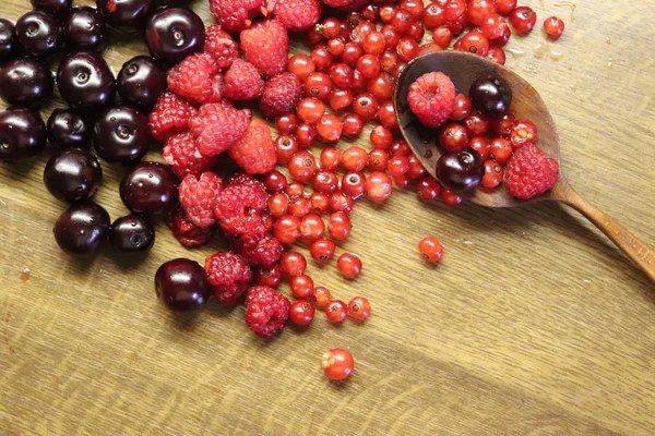 Ribes Rosso Lampone Ciliegia Sul Tavolo Legno Con Cucchiaio Legno — Foto Stock