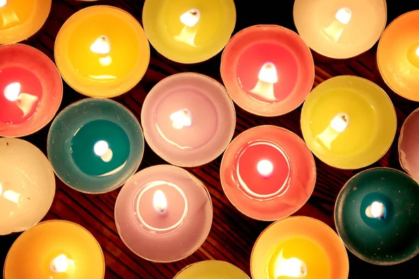 Barevné světlo svíček — Stock fotografie