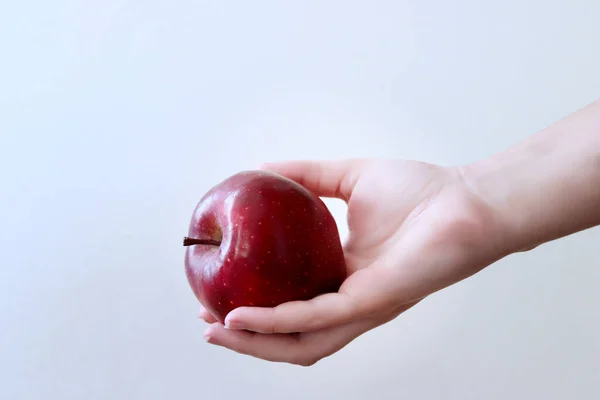 Foto Manzana Roja Mano Con Fondo Blanco — Foto de Stock