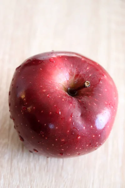 Zdjęcie Czerwonego Jabłka Drewnianym Tle — Zdjęcie stockowe