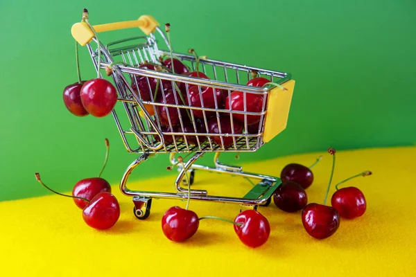 Mini Shoppingcart Red Ripe Cherries Green Background — Stock Photo, Image