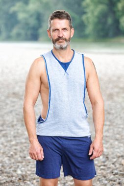 yakışıklı sakallı atlet açık havada duran portresi