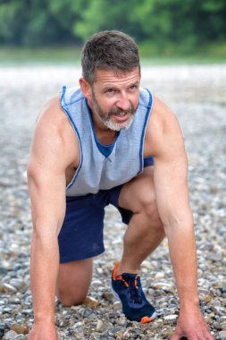 yakışıklı sakallı atlet yayınlanmaya başlaması hazır Başlarken