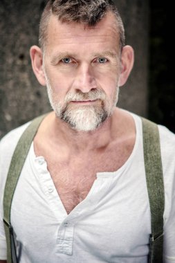 50'li yakışıklı sakallı beyaz adam portresi