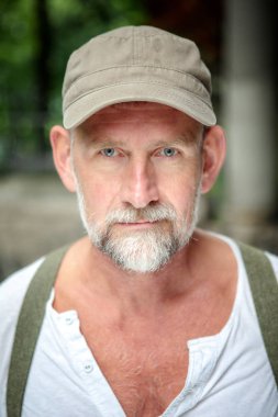 50'li yakışıklı sakallı beyaz adam portresi