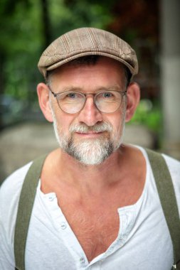 şapka ve gözlük 50'li yakışıklı sakallı adam portresi