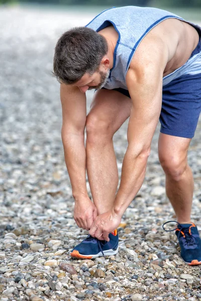 Ritratto Bel Corridore Sulla Quarantina Che Lega Scarpe — Foto Stock