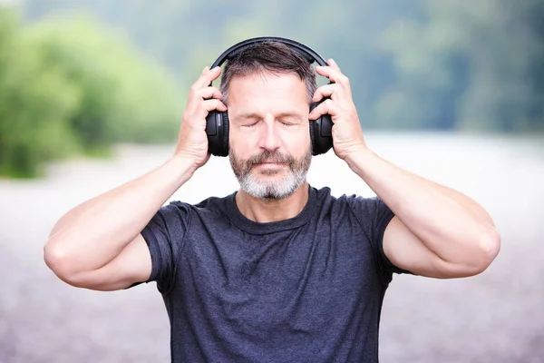 Πορτρέτο Του Όμορφος Γενειοφόρος Άνδρας Ακουστικά Εξωτερικούς Χώρους — Φωτογραφία Αρχείου
