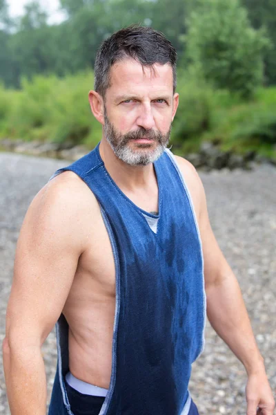 yakışıklı sakallı atlet açık havada duran ıslak sırılsıklam