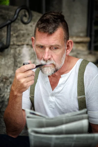 Portrait Handsome Bearded Man His 50S Smoking Pipe Reading Newspaper — Stock Photo, Image