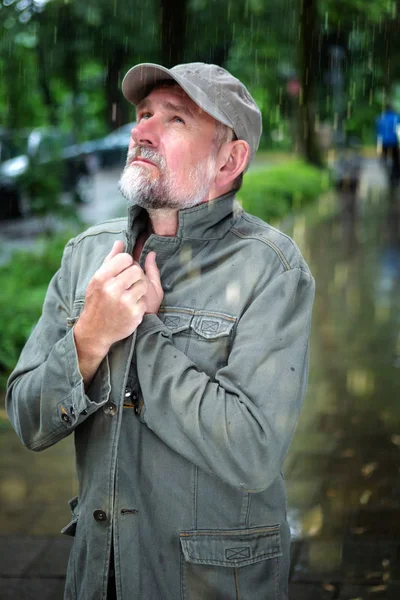 Portre Yakışıklı Adam Açık Havada Yağmur Altında Yürümek Sakallı — Stok fotoğraf