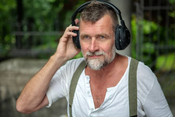 Kulaklık Ile Yakışıklı Sakallı Adam Portresi — Stok fotoğraf