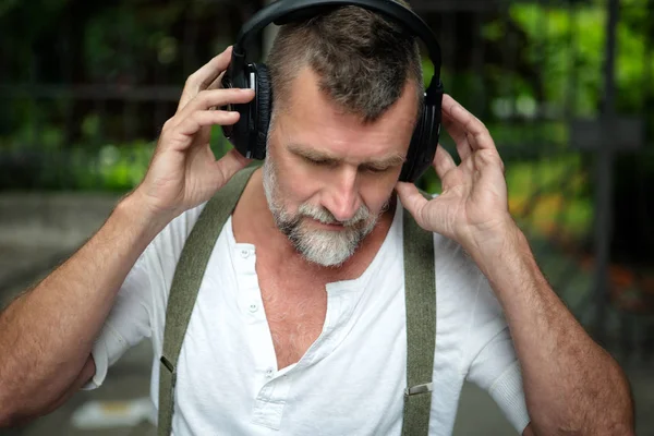 Πορτρέτο Του Όμορφος Γενειοφόρος Άνδρας Στα Του Ακουστικά — Φωτογραφία Αρχείου