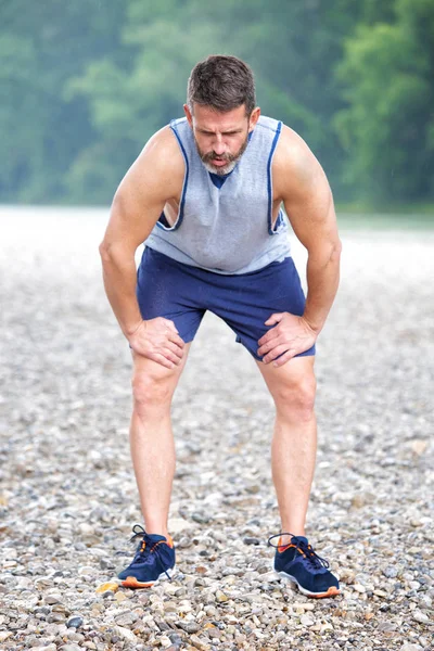 yakışıklı atlet açık havada nefes almak bir mola sakallı