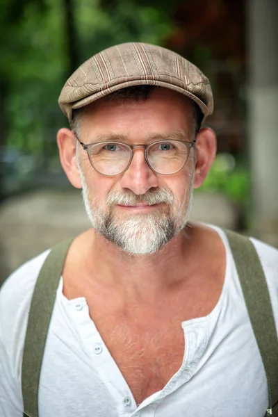 şapka ve gözlük 50'li yakışıklı sakallı adam portresi