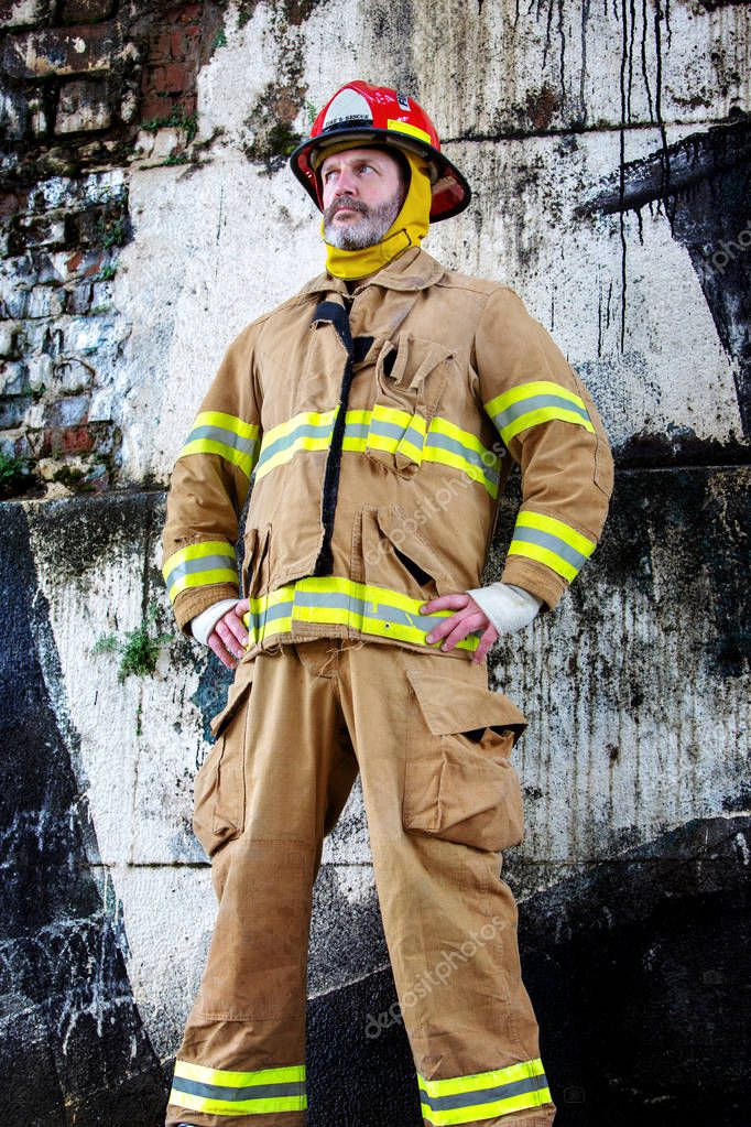 Foto Un hombre con casco de bombero y corbata – Adulto Imagen en
