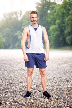 yakışıklı sakallı atlet açık havada duran portresi