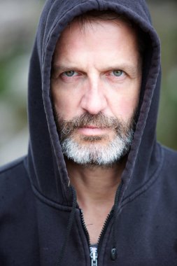 handome portresi bir başlık giyen adam sakallı