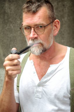 Pipo 50'li yakışıklı sakallı adam portresi