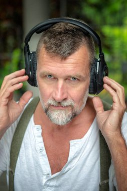 50'li kulaklık ile yakışıklı sakallı adam portresi 