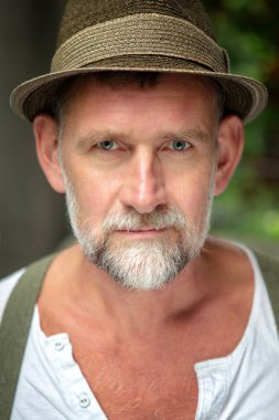 50'li şapka ile yakışıklı sakallı beyaz adam portresi